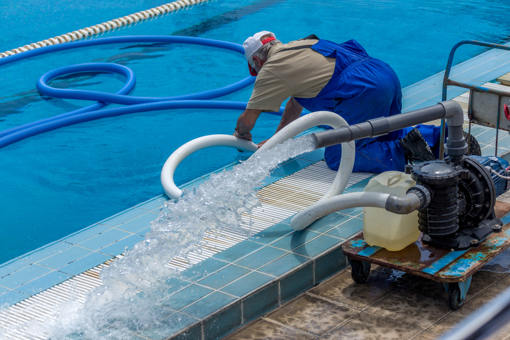 Nettoyage De La Piscine Avec Un Aspirateur. Matériel De Nettoyage Pour  Petites Piscines. Banque D'Images et Photos Libres De Droits. Image  178145121